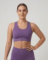 Top deportivo sin relleno, color lila jaspeado, con breteles anchos y escote redondo.