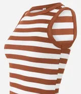 Musculosa corta de viscosa texturizada con estampado a rayas horizontales en blanco y negro.