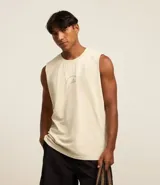 Musculosa color crema de algodón con cuello redondo, corte comfort y estampa lettering.