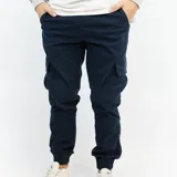 Pantalón cargo de gabardina azul marino con puños en los tobillos y múltiples bolsillos.
