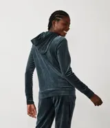 Campera deportiva gris de plush con capucha, cierre frontal y bolsillos laterales.