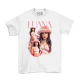 Remera blanca de algodón con estampado gráfico de la cantante Luana, que incluye tres imágenes de ella en tonos rosados y la palabra "LUANA" en letras grandes.