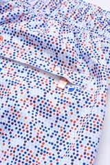 Short de baño blanco con estampado de lunares azules y naranjas. Cuenta con cintura elástica con cordón regulable, bolsillos laterales y bolsillo trasero con cierre.