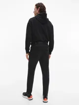 Buzo negro con capucha y bolsillo tipo canguro. Logo de Calvin Klein bordado en el pecho.