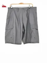 Bermuda gris oscuro con textura, de corte recto y largo hasta la rodilla. Tiene bolsillos laterales, traseros y tipo cargo en los muslos.