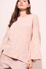 Sweater rosa con mangas acampanadas y cuello redondo. Tejido suave y confortable de algodón, acrílico y lino.