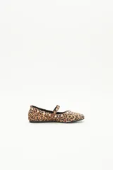 Balerinas con estampado animal print, tira sobre el empeine y remaches metálicos.
