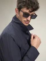 Camisa manga larga color verde militar con cierre de botones y dos bolsillos frontales con solapa.