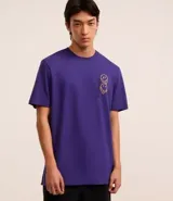 Remera masculina de algodón color violeta, corte comfort, cuello redondo y manga corta. Estampa con dos caras sonrientes en el lateral izquierdo del pecho.