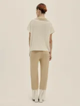 Pantalón palazzo tejido de largo hasta los tobillos, en colores beige y blanco, con cintura elastizada y fit holgado.