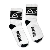 Par de medias blancas con detalles en azul y negro. Presentan el logo de la marca en el tobillo y un diseño geométrico en la parte superior.