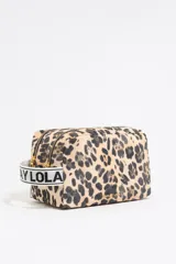 Neceser con estampado animal print, estructura blanda, tamaño grande, con asa de tejido logotipada, logo metálico BIMBA Y LOLA, acabados metálicos dorados, bolsillo interior, cierre con cremallera e interior con placa metálica logotipada.