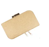 Clutch rectangular de rafia sintética en color beige, con cierre metálico dorado y estructura rígida. Incluye una cadena dorada desmontable para usar como bolso de mano o al hombro.