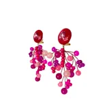 Aros colgantes hechos a mano con cristales y piedras naturales fucsias. Cuentan con una cabeza de resina italiana a tono con un cristal Swarovoski engarzado.