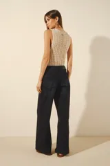 Pantalón jean de corte oxford tiro alto, confeccionado en denim azul oscuro con poco elastano.
