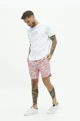 Short de baño largo azul con estampado abstracto de hojas en tonos azules más claros. Posee cintura elástica con cordón de ajuste gris, bolsillos laterales y un bolsillo trasero.