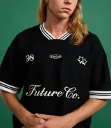 Remera deportiva oversized negra de mangas cortas, confeccionada en algodón texturizado. Posee patch, bordados con raya contrastante y cuello en V con rayas blancas. Estampa frontal con el número 98, la palabra Absolute, dos estrellas y la frase Future Co.