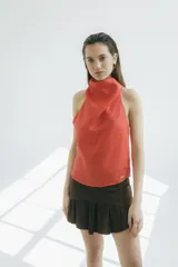 Top sin mangas color naranja, con cuello halter y espalda descubierta. Confeccionado en lino.