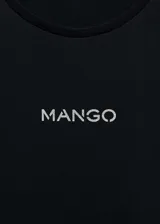 Camiseta blanca de algodón con logo 'Mango' estampado en dorado en el pecho.
