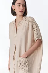 Vestido camisero celeste de lino con cuello mao, manga corta con detalle de calado y bolsillo de crochet.