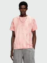 Remera de algodón color salmón con estampado craquelado en tono más oscuro.