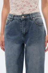 Pantalón de jean azul de corte recto y tiro medio.