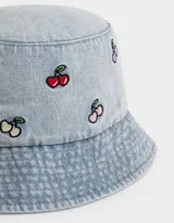 Piluso de denim celeste con bordado de cerezas de colores.