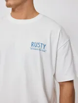 Remera celeste de algodón con estampado del logo de la marca Rusty en el frente y la espalda.