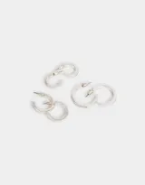 Set de tres pares de aros tipo argolla bañados en plata, de diferentes tamaños y con cierre a presión.