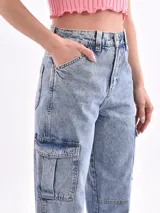 Pantalón jean cargo celeste de corte holgado, con bolsillos laterales y cintura alta.