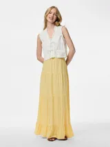 Top blanco sin mangas, con escote en V y bordado inglés. Se ajusta mediante tiras.