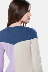 Buzo tejido de punto con diseño de bloques de color: azul marino en la parte superior, beige en la mitad izquierda y lila en la mitad derecha.