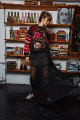 Falda midi de tul negro elastizado con franjas de plumeti y calce evasé. Tiene corte de elástico en la cintura que se amolda a los distintos talles.