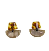 Par de aros colgantes con forma geométrica, compuestos por una pieza superior trapezoidal color ámbar y una pieza inferior semicircular color beige.