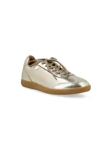 Zapatillas acordonadas doradas de cuero, con suela marrón de goma.