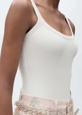 Body blanco de algodón con textura acanalada, tirantes finos y escote redondo.