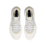Championes de básquet Under Armour Lockdown 6, color blanco con detalles en negro y suela con diseño abstracto en blanco y negro.