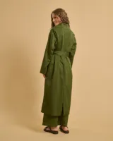 Abrigo verde militar envolvente con cuello ancho, mangas largas solapadas y cinturón de lazo.