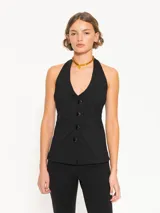 Top negro con cuello halter y diseño cruzado.