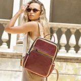 Mochila combinada color beige y bordó, con doble bolsillo frontal, asa de mano y correas regulables.