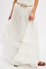 Falda larga color blanco con textura arrugada y volados en el ruedo.