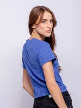 Remera de manga corta de morley, ceñida al cuerpo, ideal para combinar en diversas ocasiones.