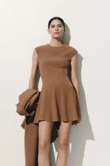Vestido corto color marrón de sarga levemente elástica con costuras decorativas adelante y atrás. Modelo con cuello redondo, manga japonesa y cierre oculto en la espalda. Cintura entallada y pollera con vuelo.