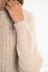 Sweater ajustado color tostado, de tejido suave y mangas largas.