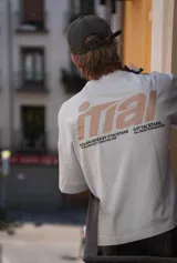 Remera negra de algodón con estampado en la espalda con el logo de la marca en color beige.