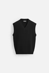 Chaleco negro de punto con cuello en V y sisas.