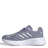 Championes Adidas Galaxy Star de mujer, color gris con detalles en lila y blanco. Presentan las tres tiras características de la marca en los laterales y entresuela Cloudfoam para mayor amortiguación.