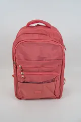 Mochila color rosado con múltiples compartimentos con cierre, asa superior acolchada y logo de la marca en la parte frontal inferior.