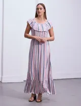 Vestido largo de modal estampado a rayas verticales en tonos azul, rojo, blanco y gris. Tiene cuello redondo con volados y cintura elastizada.