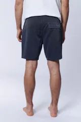 Short de baño azul marino con cintura elástica y cordón ajustable.